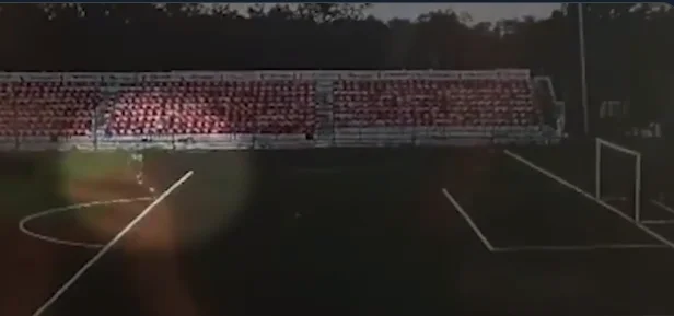Momenti kur futbollistin 16 vjeçar e godet rrufeja