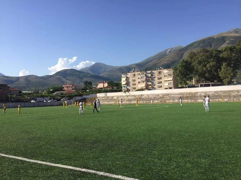 Vazhdon dhuna në futbollin shqiptar, goditen me gurë portieri dhe fizioterapisti i klubit