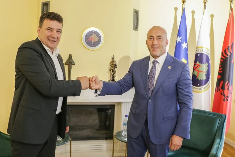 Pasi i shkoi në shtëpi për t’ia kërkuar votën për votimin e Qeverisë, Haradinaj e merr në parti Haxhi Shalën