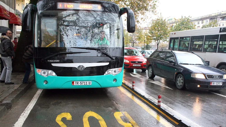 Tiranë: Transporti publik rinisin punën pas katër muajsh