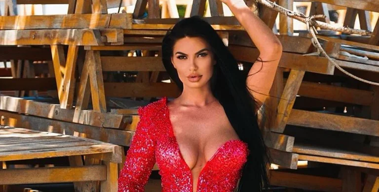 Zaimina pozon e lagur në pishinë të shtëpisë
