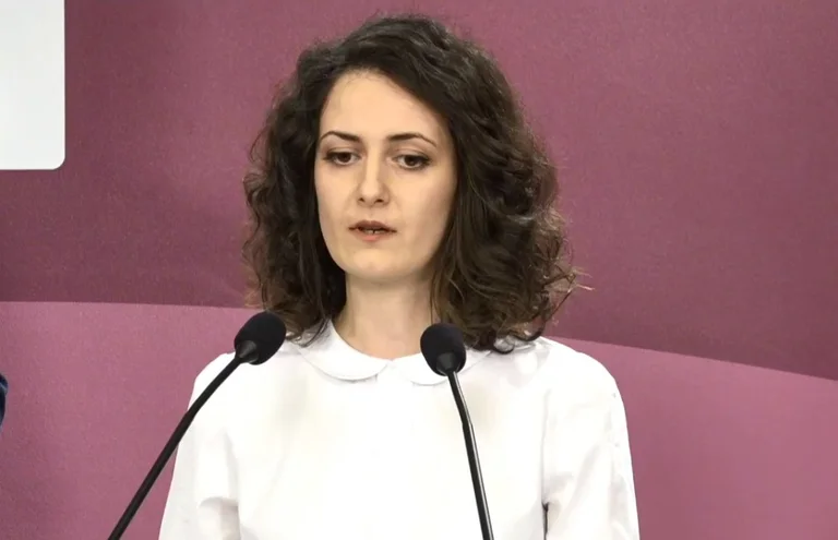 Teutë Rrusta e PSD’së ia kujton Vitisë tubimin në shesh, e pyet pse s’po e thotë asnjë fjalë