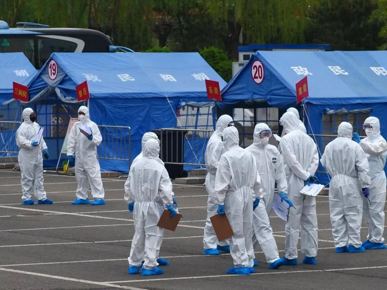 Ngrihen dyshime nëse eksperimentet në laboratorin në Wuhan shkaktuan Covid-19shin