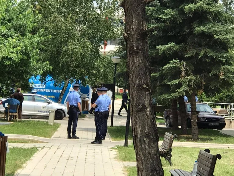 Ministri i Shëndetësisë Armend Zemaj arrin në Klinikën Infektive