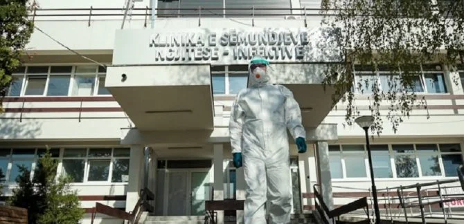 Mblidhen të gjithë udhëheqësit e QKUK’së, shkojnë në Infektivë