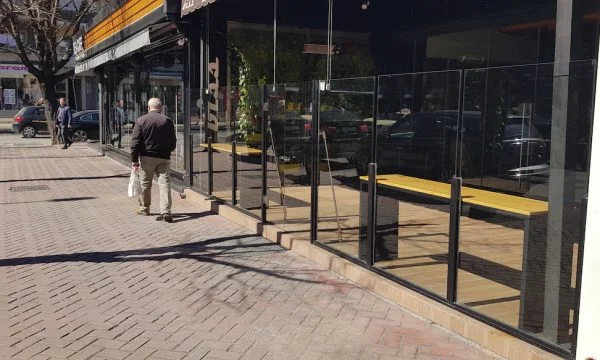 Vonesat e pagesave nga Pakoja Emergjente, bizneset mbesin në mëshirën e fatit