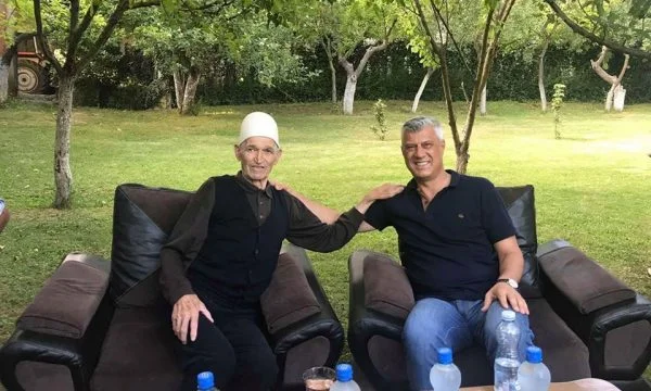 Thaçi viziton familjen Muqolli të cilës iu vranë 40 anëtarë në luftë