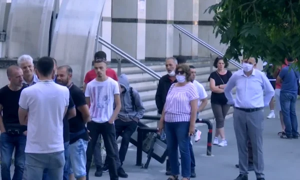Kolonë qytetarësh te Komuna e Prishtinës, pritje të gjata për shërbime