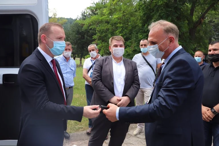 Ministri Zemaj viziton Pejën, Spitalit të Përgjithshëm i ndahet një autoambulancë