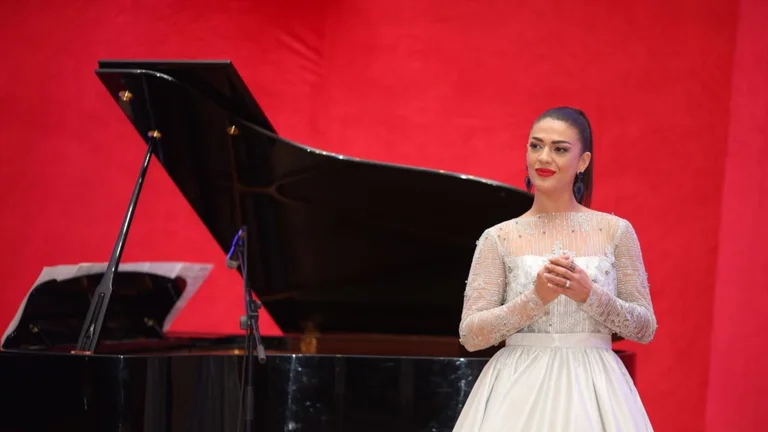 Soprano kosovare kujdeset për babain me koronavirus: Shumë ngadalë po shkon shërimi