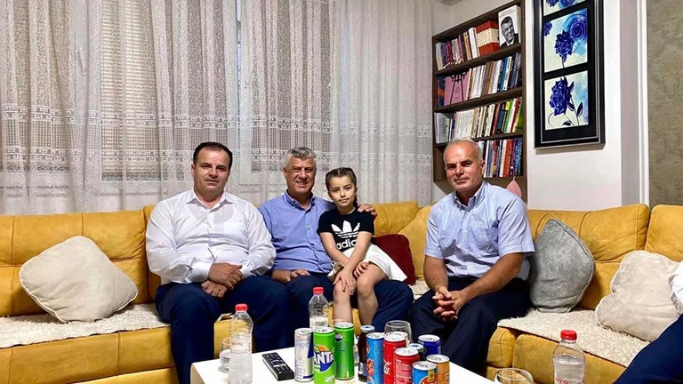 Thaçi viziton familjen e Vasfije Krasniqi-Goodman: Ajo është shembull emblematik për të vërtetën