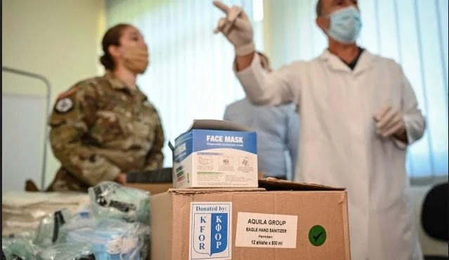 ​KFOR-i mbështet reagimin ndaj COVID19 me një donacion të dytë të pajisjeve për mbrojtje personale