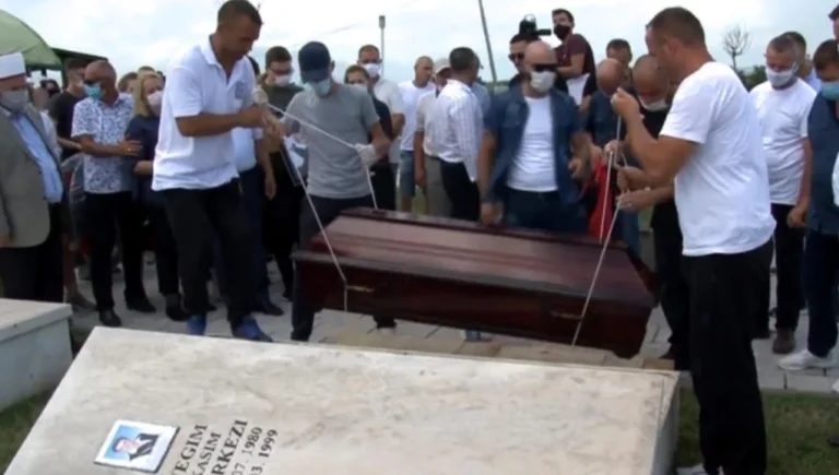 Eshtrat e martirit Vegim Qerkezi prej sot pushojnë në Gjakovë