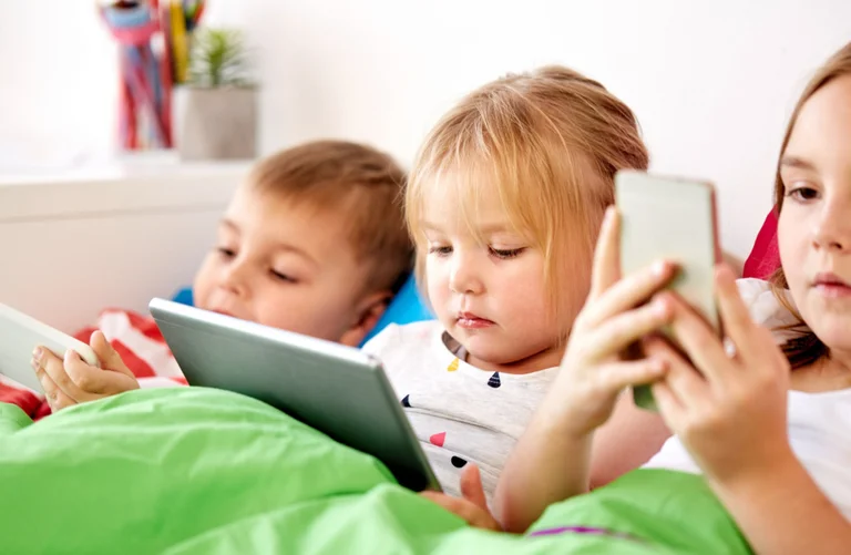 Telefonët dhe tabletët shkaktojnë miopi tek fëmijët
