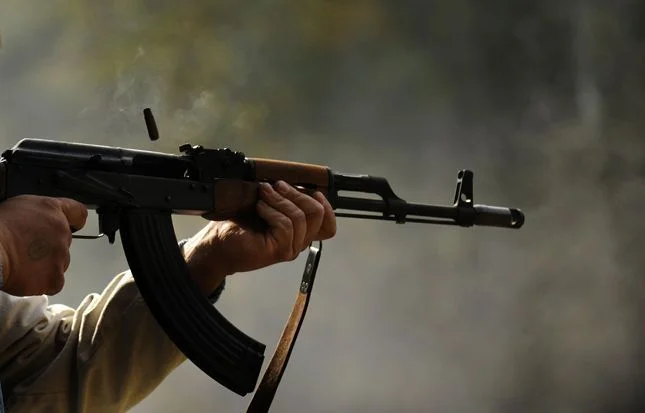 Shkojnë për të biseduar rreth problemit që kishin mes vete, 46-vjeçari i pret me armë