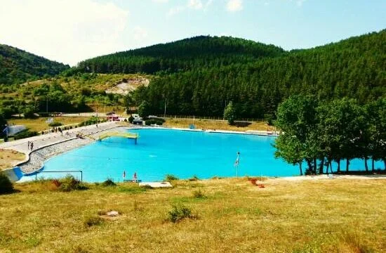 Pishina “Gërmia” rifillon punën, nuk ka interesim të qytetarëve