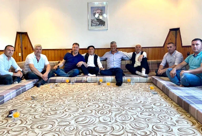 Thaçi bashkë me Lushtakun në odën e familjes Demaj