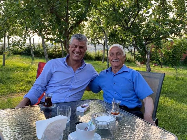 Thaçi takohet me babain e dy heronjve të Kosovës