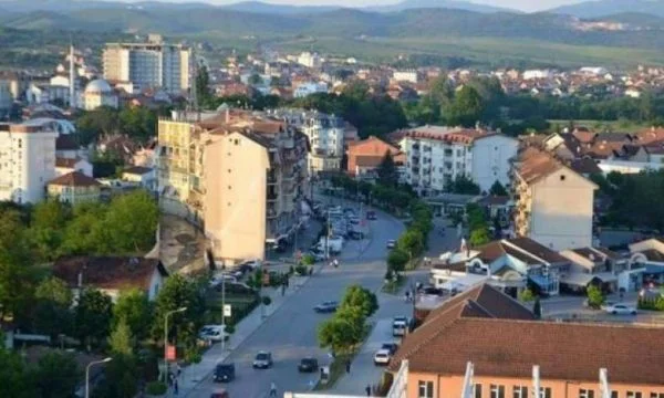 E infektuara me koronavirus në Suharekë del nga shtëpia