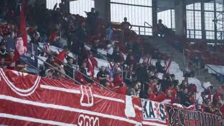 Dështim spektakolar, fansat u rikthyen në tribuna në Danimarkë por askush nuk respektoi rregulloren