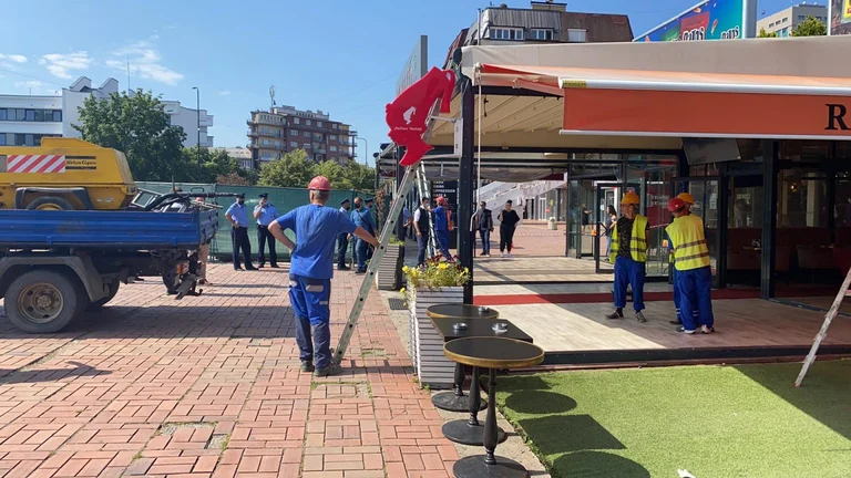 Policia dhe Inspekcioni largojnë teresat e kafiterive në Prishtinë, për shkak të koronavirusit