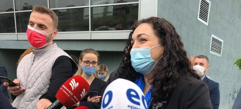 Policia e Kosovës mendon që Vjosa Osmani është mashkull? Kërcënimi i çuditshëm në Twitter