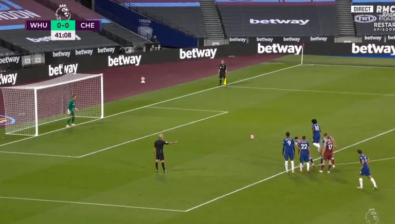 Chelsea në epërsi, Willian nuk gabon nga penalltia
