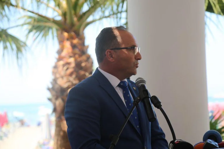 Ministrat Krasniqi e Klosi hapin sezonin veror në Shqipëri me moton “Pusho shqip”