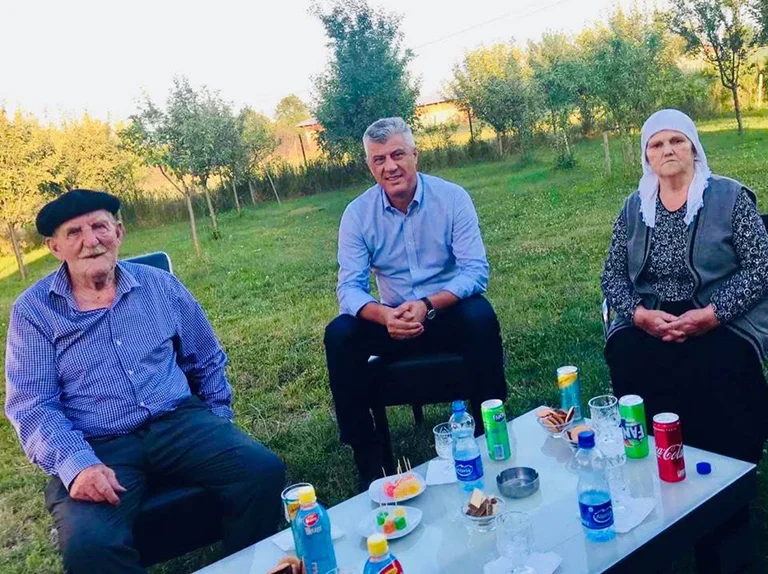 Presidenti Thaçi viziton prindërit e heroit Rasim Kiçina