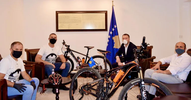 Bureau rempli de vélos, Abrashi promet de construire des pistes cyclables