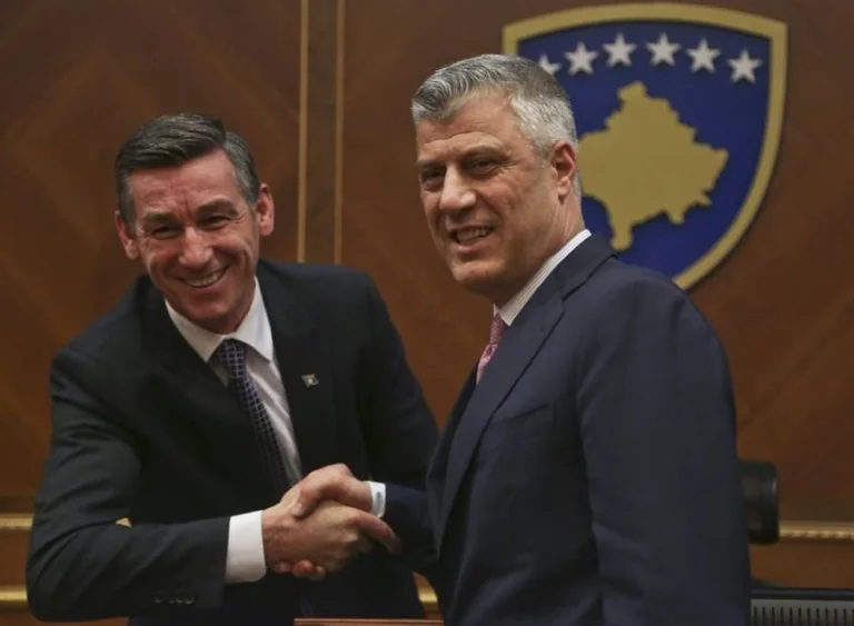 I cittadini stanno in piedi per Thaci e Wessel: Trench Act per la macchia KLA