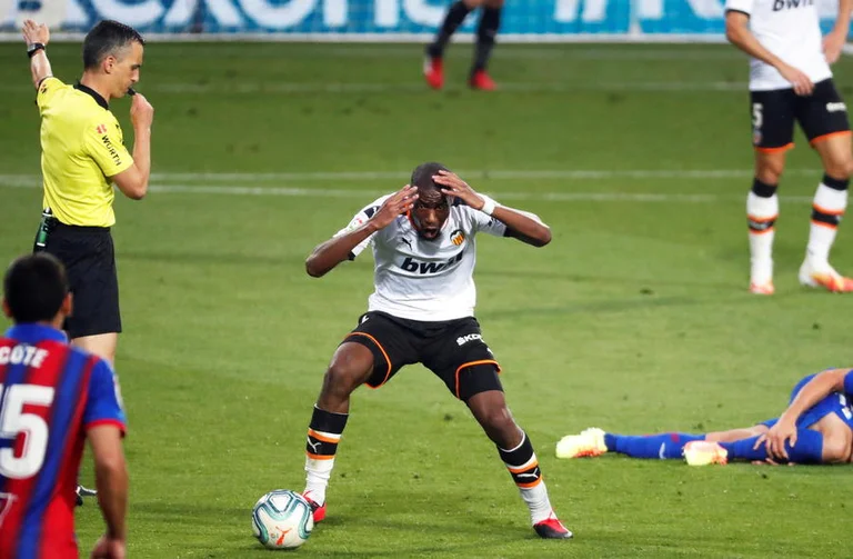 Chaos to Valencia, abandoned by coach and sports director