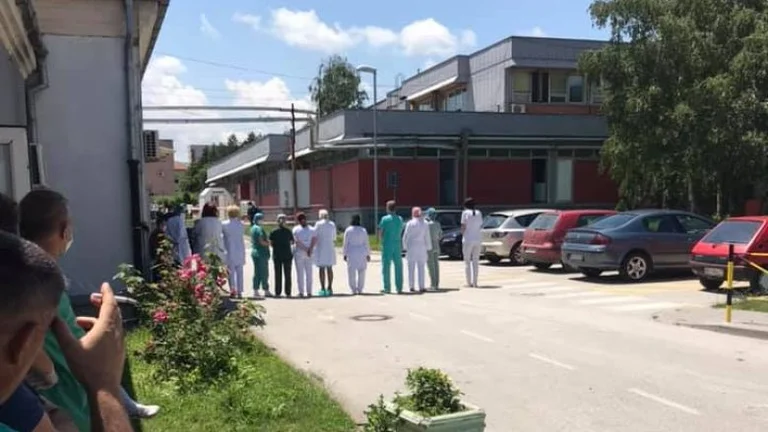 Doctors in Novi Pazar turn their backs on Prime Minister Brnabiq