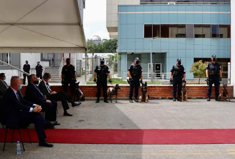 La police du Kosovo accepte le don de cinq chiens pour la détection des armes