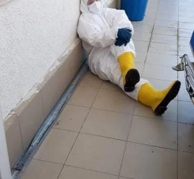 Dies ist das Bild der QKUK Krankenschwester, die aus dem Kampf mit COVID-19 erschöpft scheint.