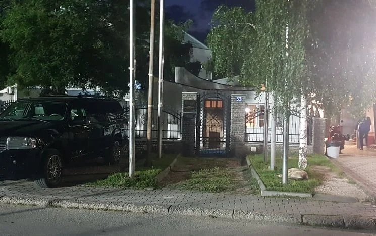 Rama, Thaci, Veselin et Limaj dînent ensemble dans un restaurant à Pristina