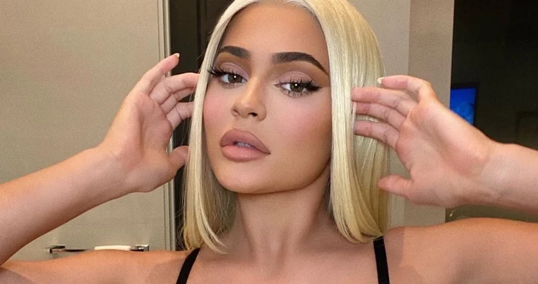 Kyle Jenner ist mit seinen Händen fotografierte Halte Brust