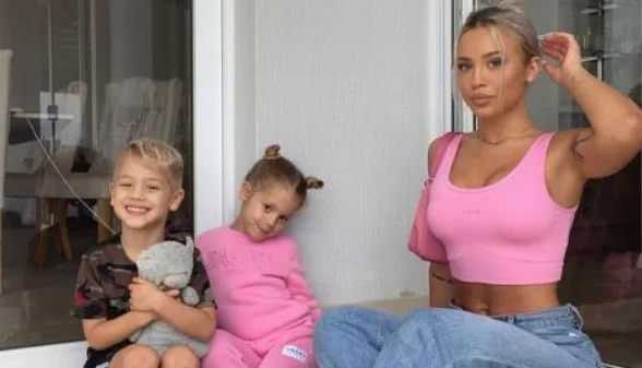 La madre modello super-freak di due bambini: Tutti i calciatori mi scrivono