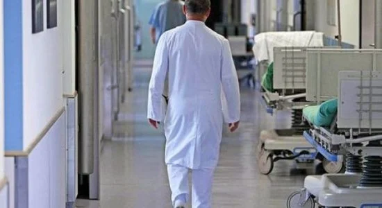 Dr. David-19, caminando por las calles de Gjakova, tratando de escapar de la policía.