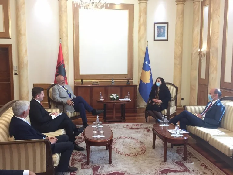 Vjosa Osmani indossando maschera aspetta Edi Rama all'incontro