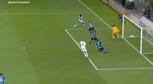 Gervinho se moque de sa défense. Dermak sera puni avec le vieux.