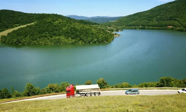 Este conocido lago en Kosovo se encuentra en el cementerio, iglesia