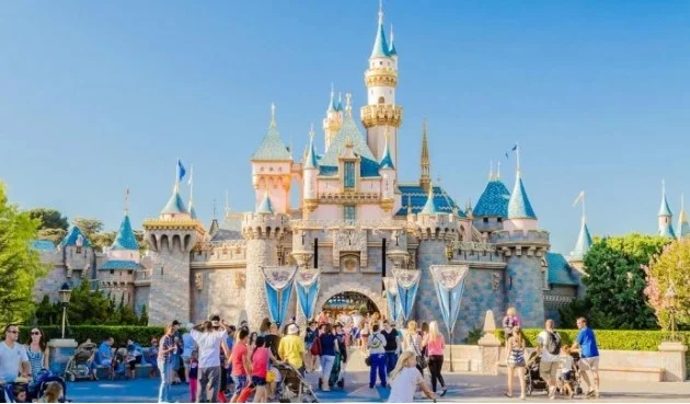 Disneyland riapertura posticipata
