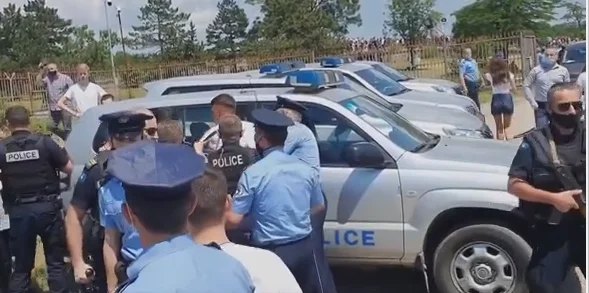 cuando la policía de Kosovo arresta a los radicales serbios en Gazimestan