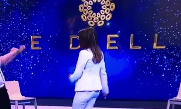 Le député albanais danse au studio de télévision