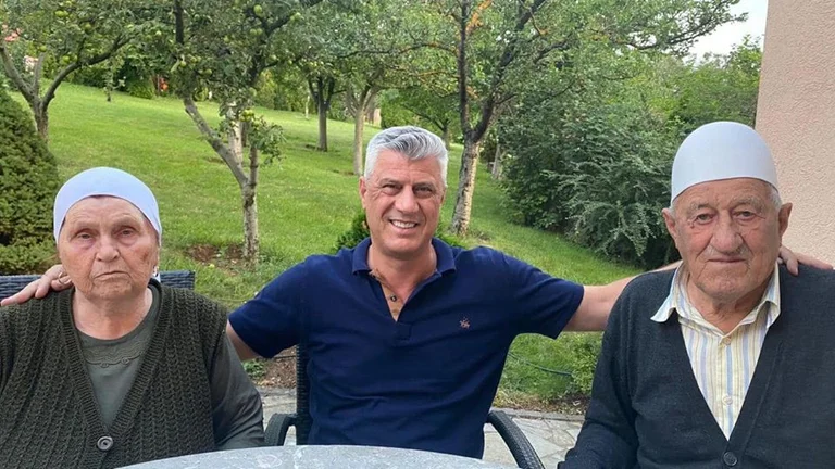 Thaci kehrt nach Hause zurück, veröffentlicht Bilder mit seinen Eltern