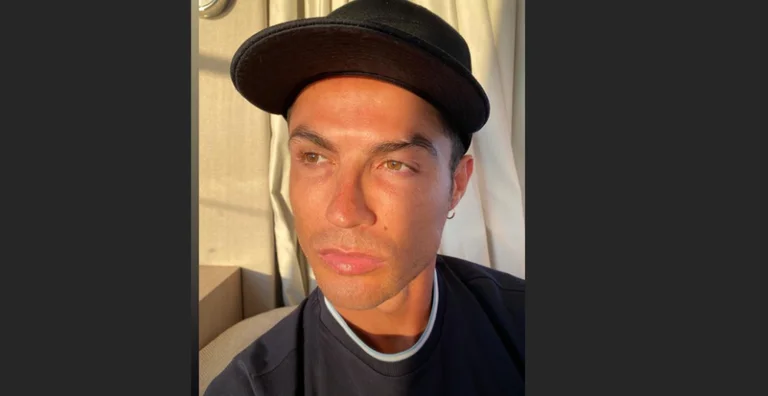 Cristiano Ronaldo s'interrogeant sur la couleur des yeux, demander des éventails verts ou brun