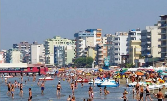 Ni le Coronavius, Durres plein de Kosovars