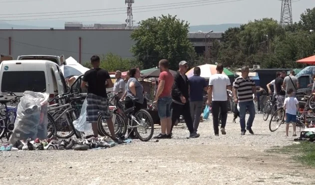 Large number of citizens in the car market, without masks and distance respect