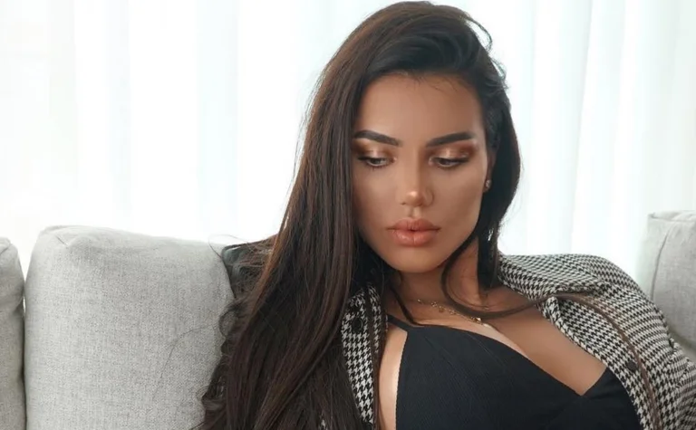 Morena Taraku poses in the bikini, says it's gold